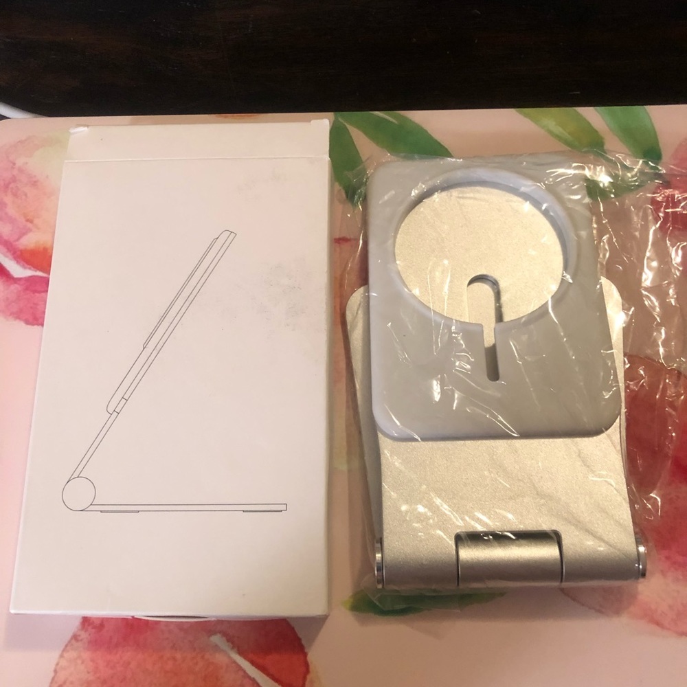 MagSafe charging stand for apple 12 or newer